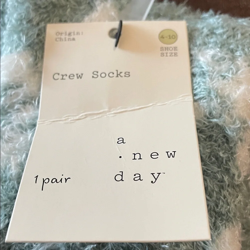 A New Day Cozy CREW Socks - Snowflakes White Light BLUE 4-10